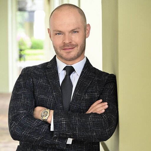 Val Narodetsky in a suit